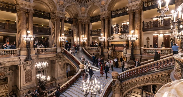 8 Potret Megah Azizah Salsha di Palais Garnier, Paris yang Memukau!