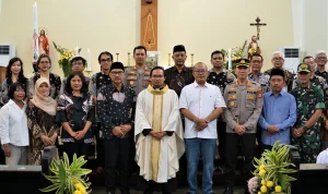 AHY Salurkan Bantuan Paskah di Gereja Santo Andreas, Dana dari Lelang Lukisan SBY Rp6,5 Miliar