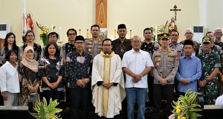 AHY Salurkan Bantuan Paskah di Gereja Santo Andreas, Dana dari Lelang Lukisan SBY Rp6,5 Miliar