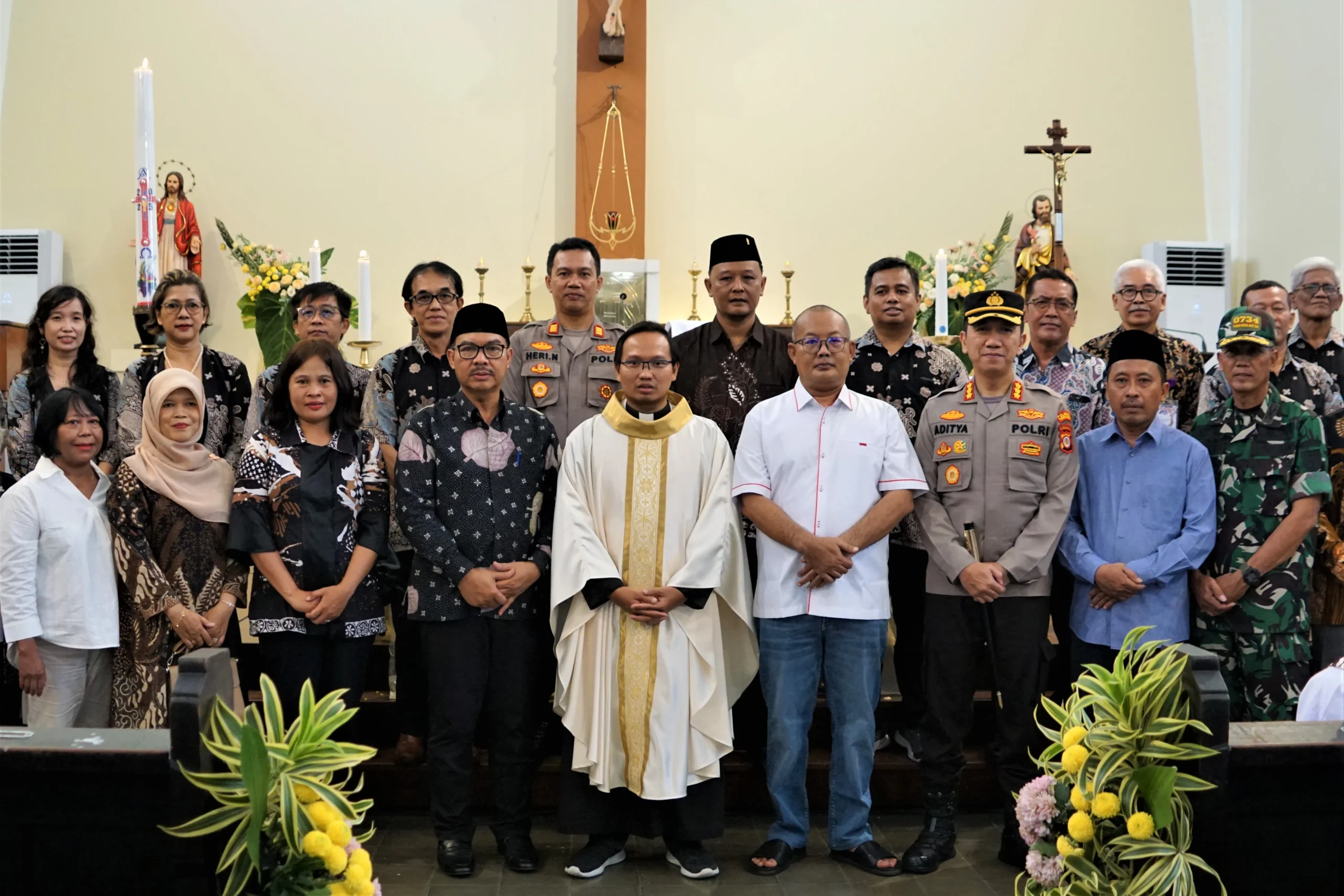 AHY Salurkan Bantuan Paskah di Gereja Santo Andreas, Dana dari Lelang Lukisan SBY Rp6,5 Miliar
