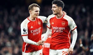 Arsenal Kembali ke Puncak: Neville Soroti Serangan, Arteta Janjikan Gol Lebih Banyak