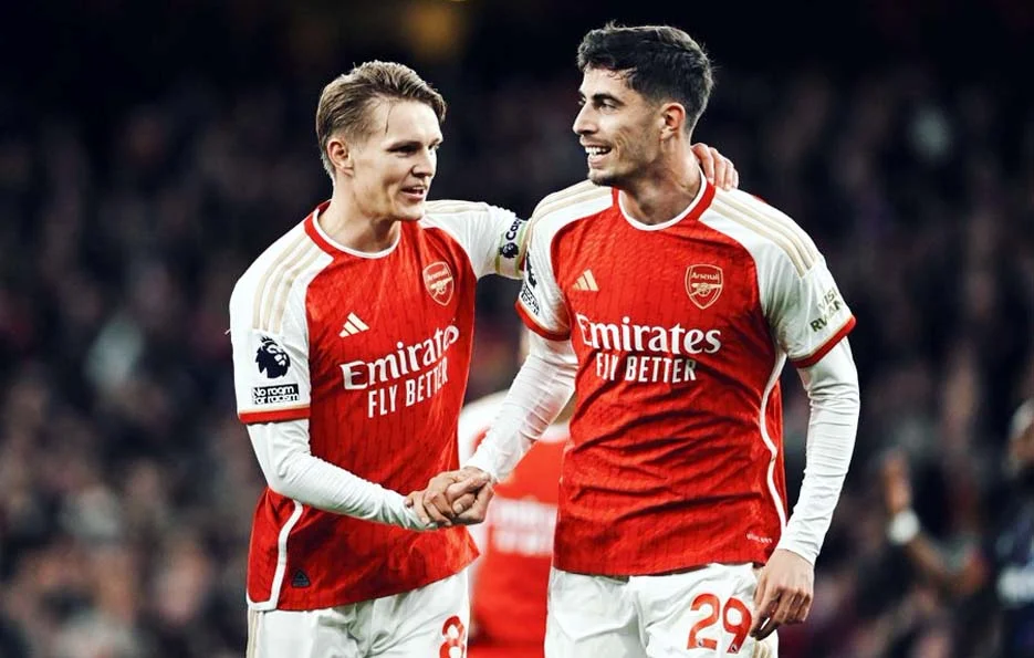 Arsenal Kembali ke Puncak: Neville Soroti Serangan, Arteta Janjikan Gol Lebih Banyak