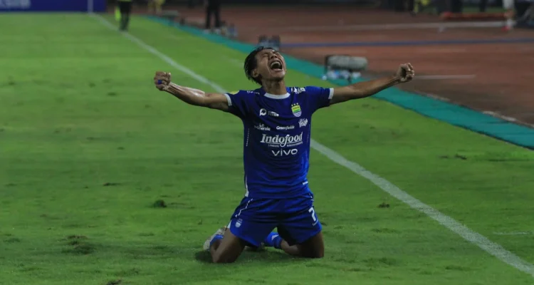 Beckham Putra Raih Gelar Sarjana Ilmu Pemerintahan, Kebanggaan Persib dan Timnas Indonesia