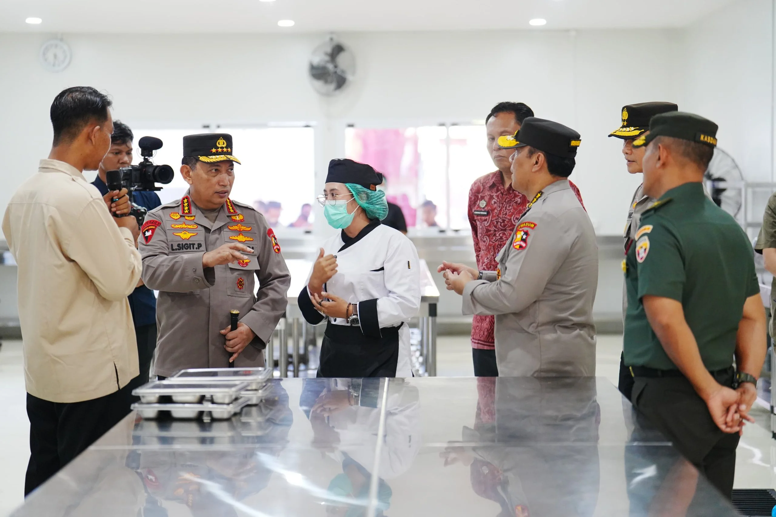 BGN Ungkap Alasan TNI dan Polri Diberi 1.000 SPPG MBG: Dampak, Kontroversi, dan Tantangan