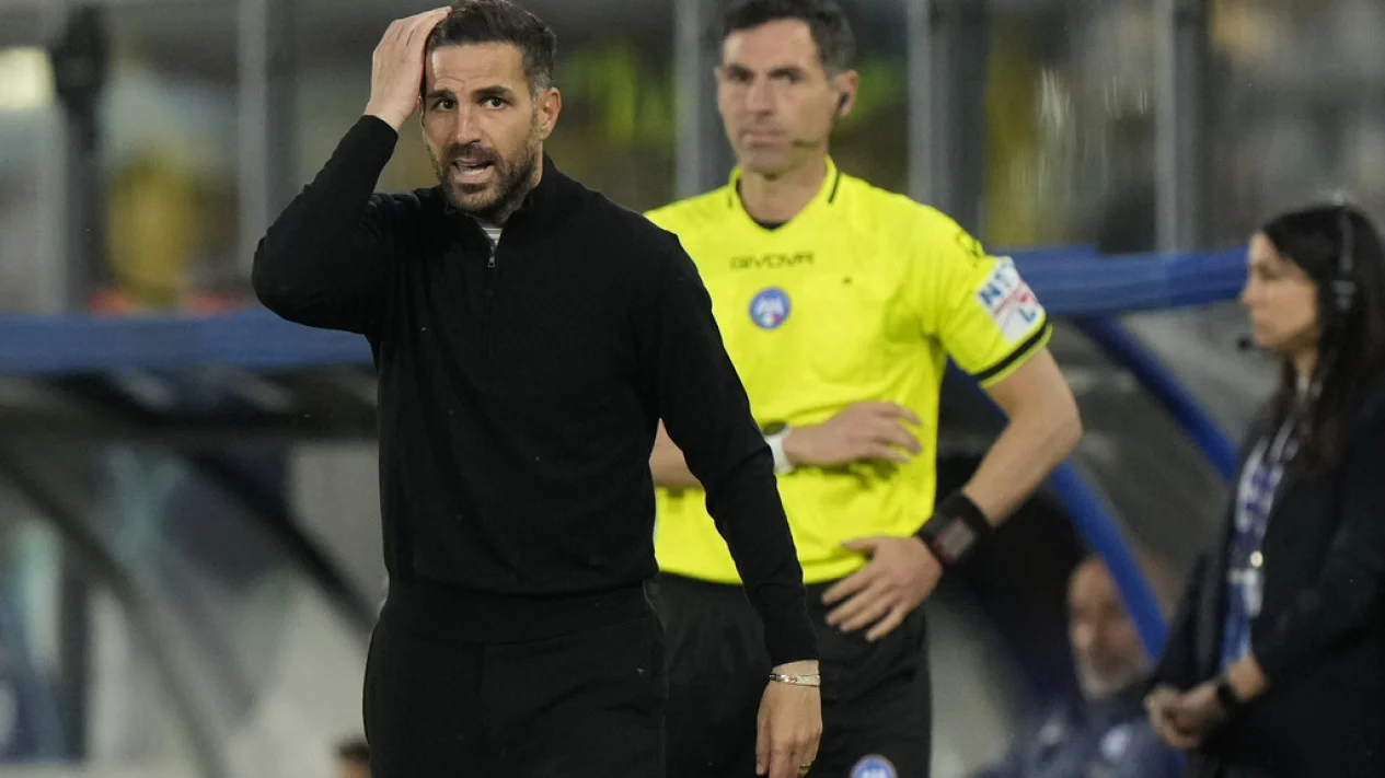 Cesc Fabregas Pujikan Hakan Çalhanoğlu Usai Penampilan Gemilang di Semifinal Coppa Italia