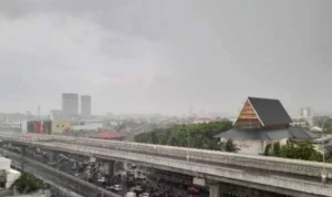 Cuaca Makassar Besok Pagi: Berawan, Hujan Ringan & Suhu Meningkat, Siapkan Dirimu!