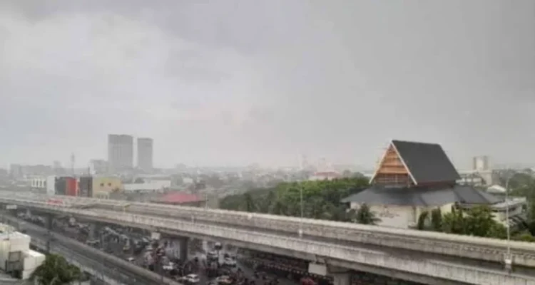 Cuaca Makassar Besok Pagi: Berawan, Hujan Ringan & Suhu Meningkat, Siapkan Dirimu!