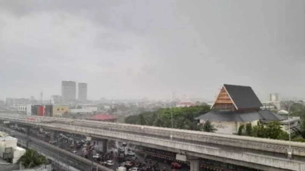 Cuaca Makassar Besok Pagi: Berawan, Hujan Ringan & Suhu Meningkat, Siapkan Dirimu!