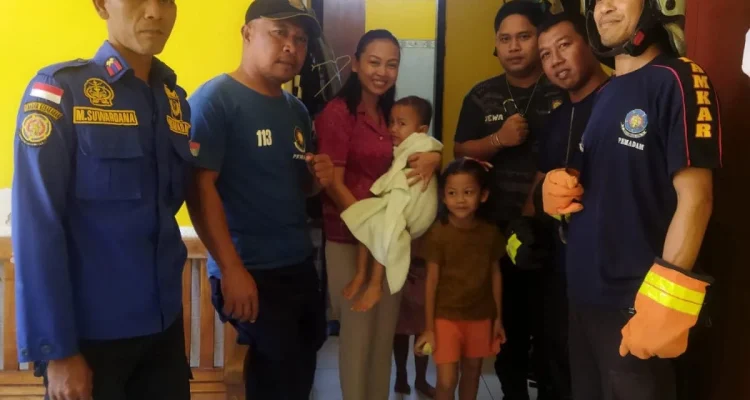 Damkar evakuasi balita Selamatkan 2 Anak Terjebak 90 Menit di Kamar Mandi Bandung