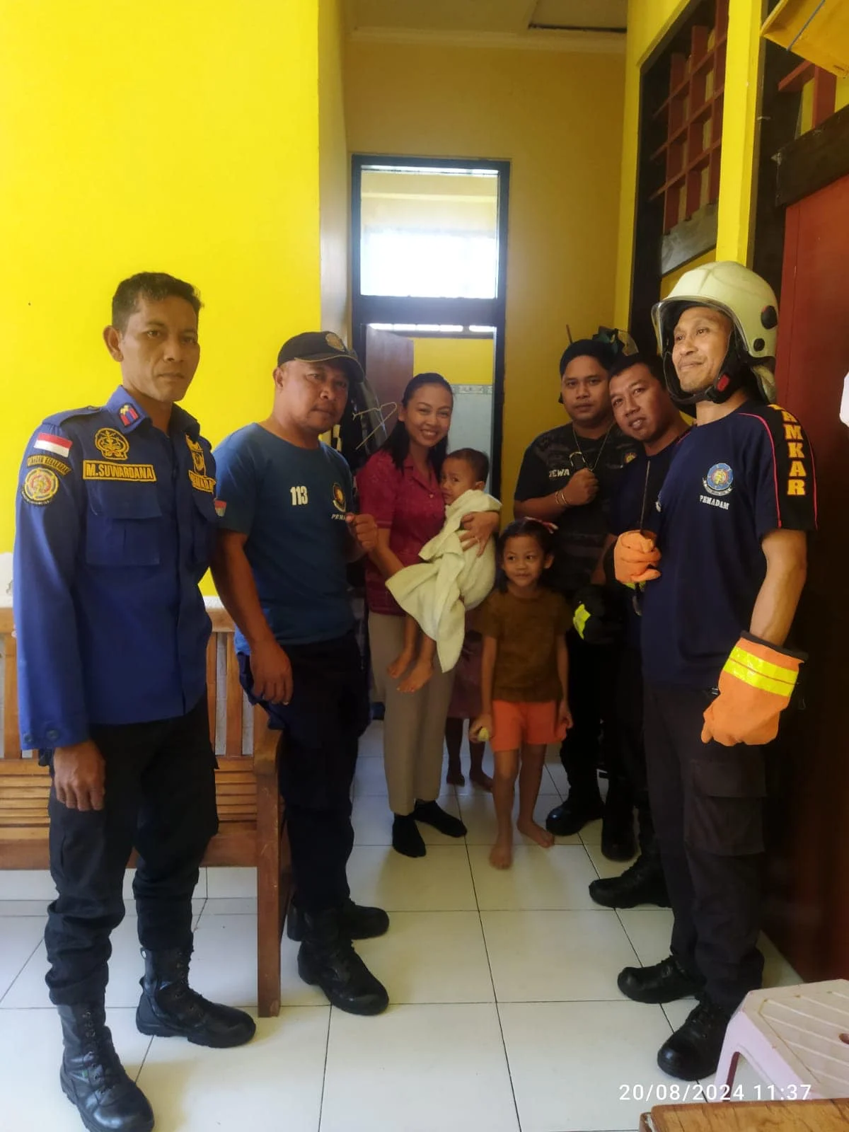 Damkar evakuasi balita Selamatkan 2 Anak Terjebak 90 Menit di Kamar Mandi Bandung