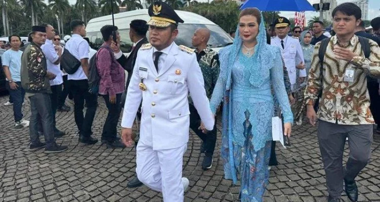 Demo 21 April Kaltim: Gubernur Rudy Mas'ud Desak Aspirasi Tanpa Turun ke Jalan, Namun Aksi Ricuh Mewarnai Demonstrasi di Depan Kantor Gubernur