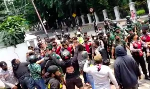 Demo Mahasiswa Papua: Puluhan Terdakwa Ditangkap, Sekolah Diliburkan Usai Aksi Ricuh di Jayapura