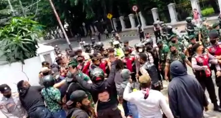 Demo Mahasiswa Papua: Puluhan Terdakwa Ditangkap, Sekolah Diliburkan Usai Aksi Ricuh di Jayapura