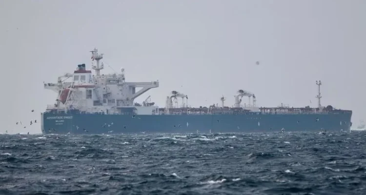 Detik-detik Kapal Perusak AS Tembak dan Sita Kapal Kargo Iran di Teluk Oman – Dampak Global dan Reaksi Tehran