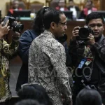 Drama di Pengadilan: Dua Terdakwa Berbusana Hitam Hadapi Tuduhan Kasus Chromebook