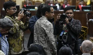 Drama di Pengadilan: Dua Terdakwa Berbusana Hitam Hadapi Tuduhan Kasus Chromebook