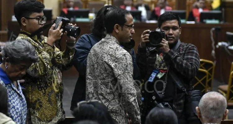 Drama di Pengadilan: Dua Terdakwa Berbusana Hitam Hadapi Tuduhan Kasus Chromebook