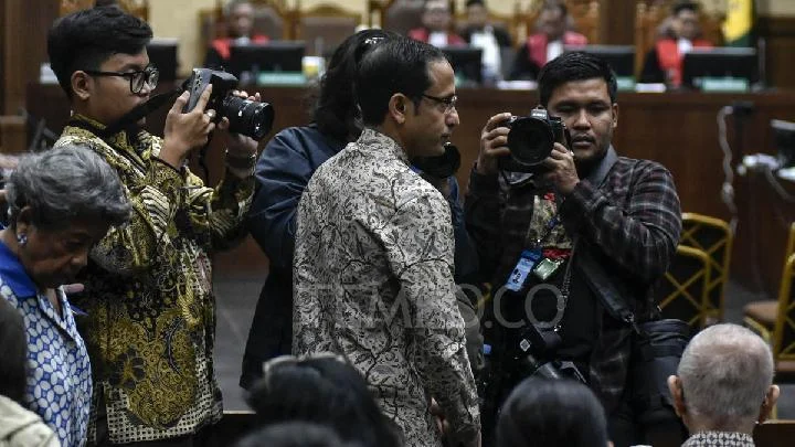 Drama di Pengadilan: Dua Terdakwa Berbusana Hitam Hadapi Tuduhan Kasus Chromebook