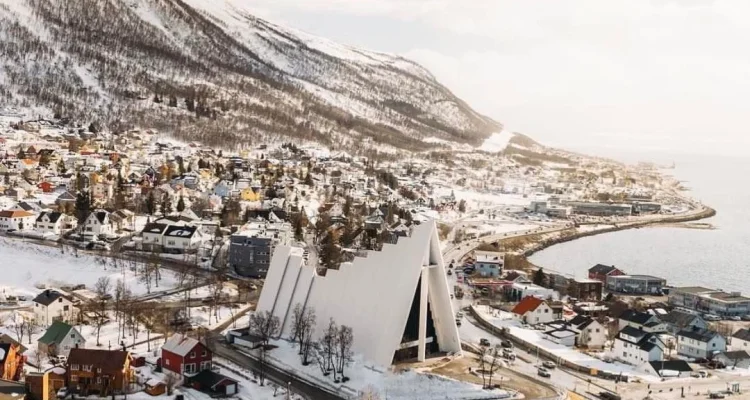 Eksplorasi Tromsø vs Destinasi Arktik Lain: Pilihan Utama Wisata Berkelanjutan 2027