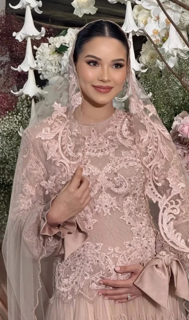 Elegan! 20 Gaya Foto Maternity Alyssa Daguise Jelajahi Tren Busana Bumil di Pernikahan El Rumi‑Syifa