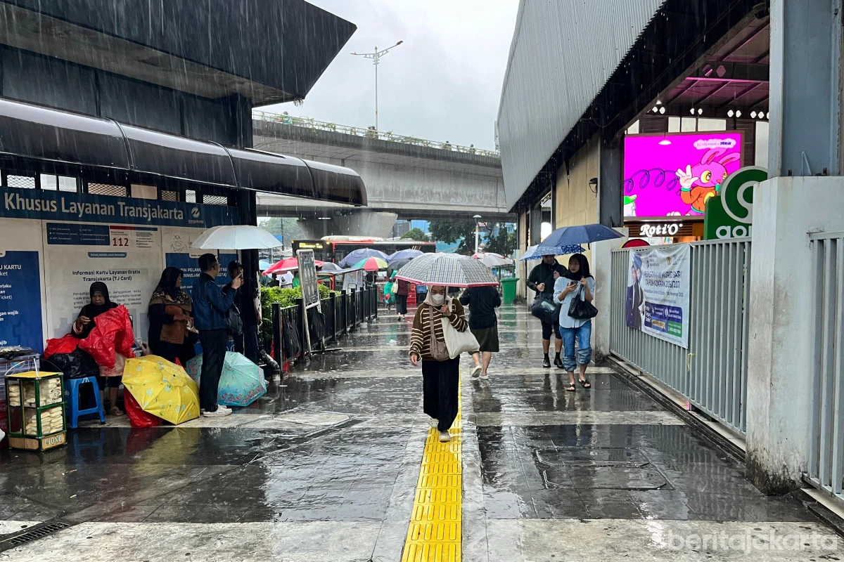 Hujan Ringan Turun di Seluruh Jakarta Hari Ini: BMKG Ingatkan Warga Siapkan Payung