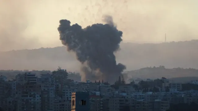 Israel Klaim Hancurkan 10 Peluncur Roket Hizbullah; Ribuan Warga Lebanon Terpana di Tengah Serangan Baru