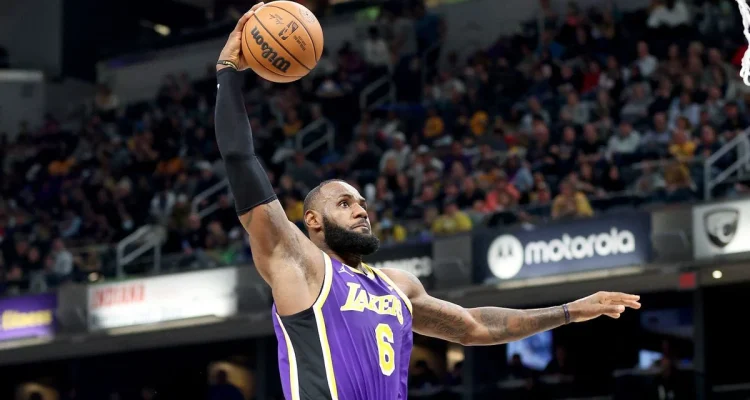 LeBron Bawa Lakers Menang Dramatis 107-98 atas Rockets di Game 1 Playoff