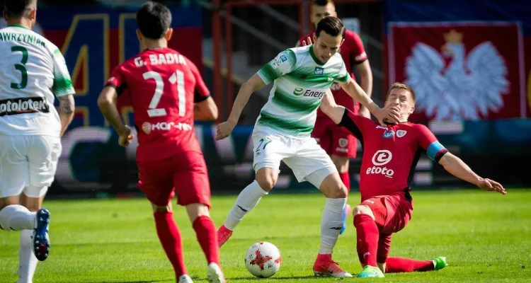 Lechia Gdańsk Gagal Menang di Piast Gliwice, Kritik Tajam Carver dan Krisis Sponsor Zondacrypto Mengguncang Klub