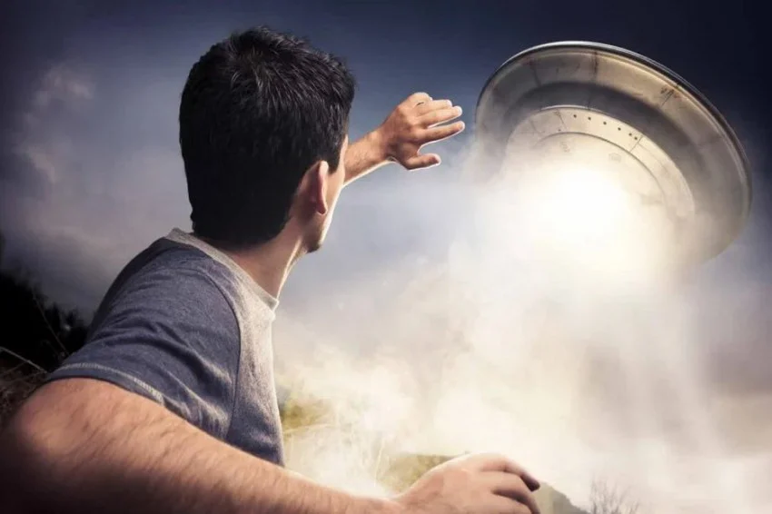 Misteri UFO di Malam Hari: Mengapa Banyak Penampakan Ditemui Saat Warga Keluar Merokok?