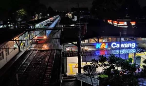 Pagar Stasiun Cawang Tertutup Plastik Fiber, Penampilan Rapi Tapi Pedagang UMKM Terpuruk