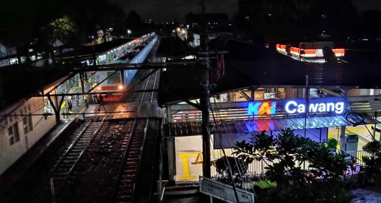 Pagar Stasiun Cawang Tertutup Plastik Fiber, Penampilan Rapi Tapi Pedagang UMKM Terpuruk