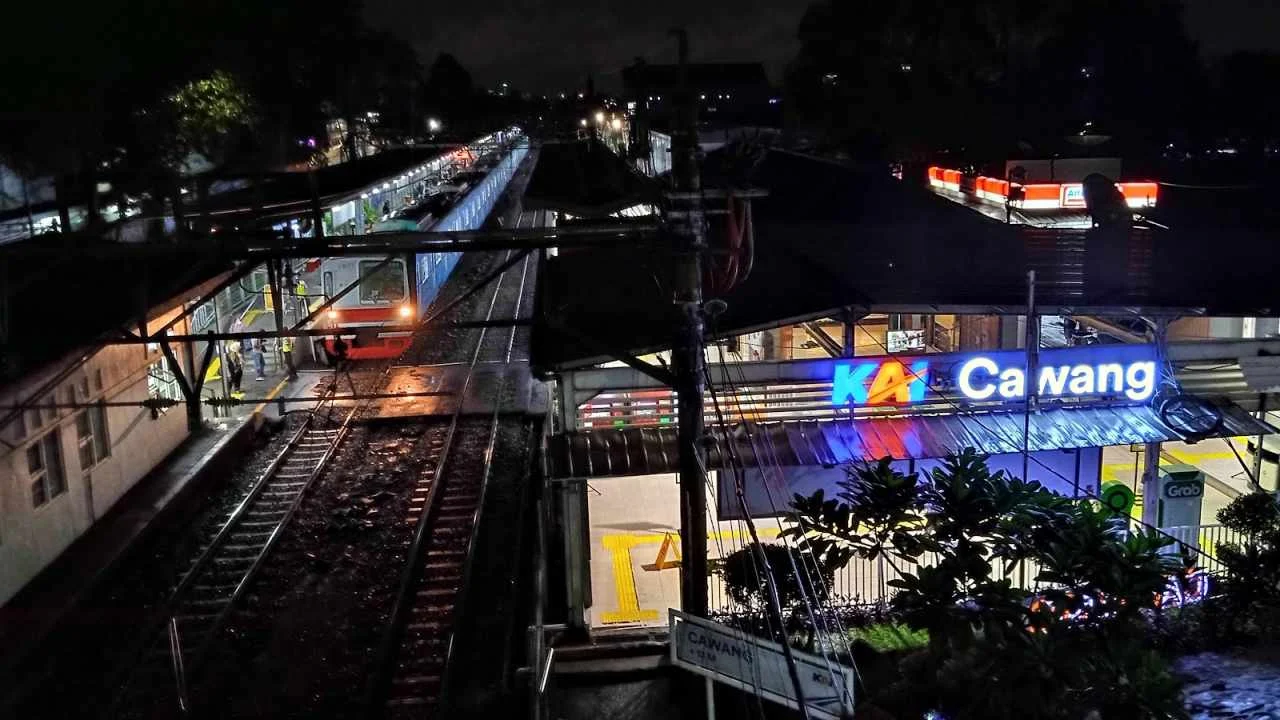 Pagar Stasiun Cawang Tertutup Plastik Fiber, Penampilan Rapi Tapi Pedagang UMKM Terpuruk