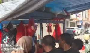 Pemilik Warung Mie Babi di Sukoharjo Tolak Tutup Usaha Meski Dihadapkan Aksi Tutup Jalan dan Spanduk