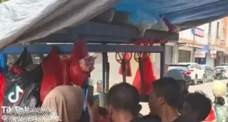 Pemilik Warung Mie Babi di Sukoharjo Tolak Tutup Usaha Meski Dihadapkan Aksi Tutup Jalan dan Spanduk