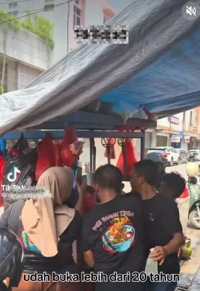 Pemilik Warung Mie Babi di Sukoharjo Tolak Tutup Usaha Meski Dihadapkan Aksi Tutup Jalan dan Spanduk
