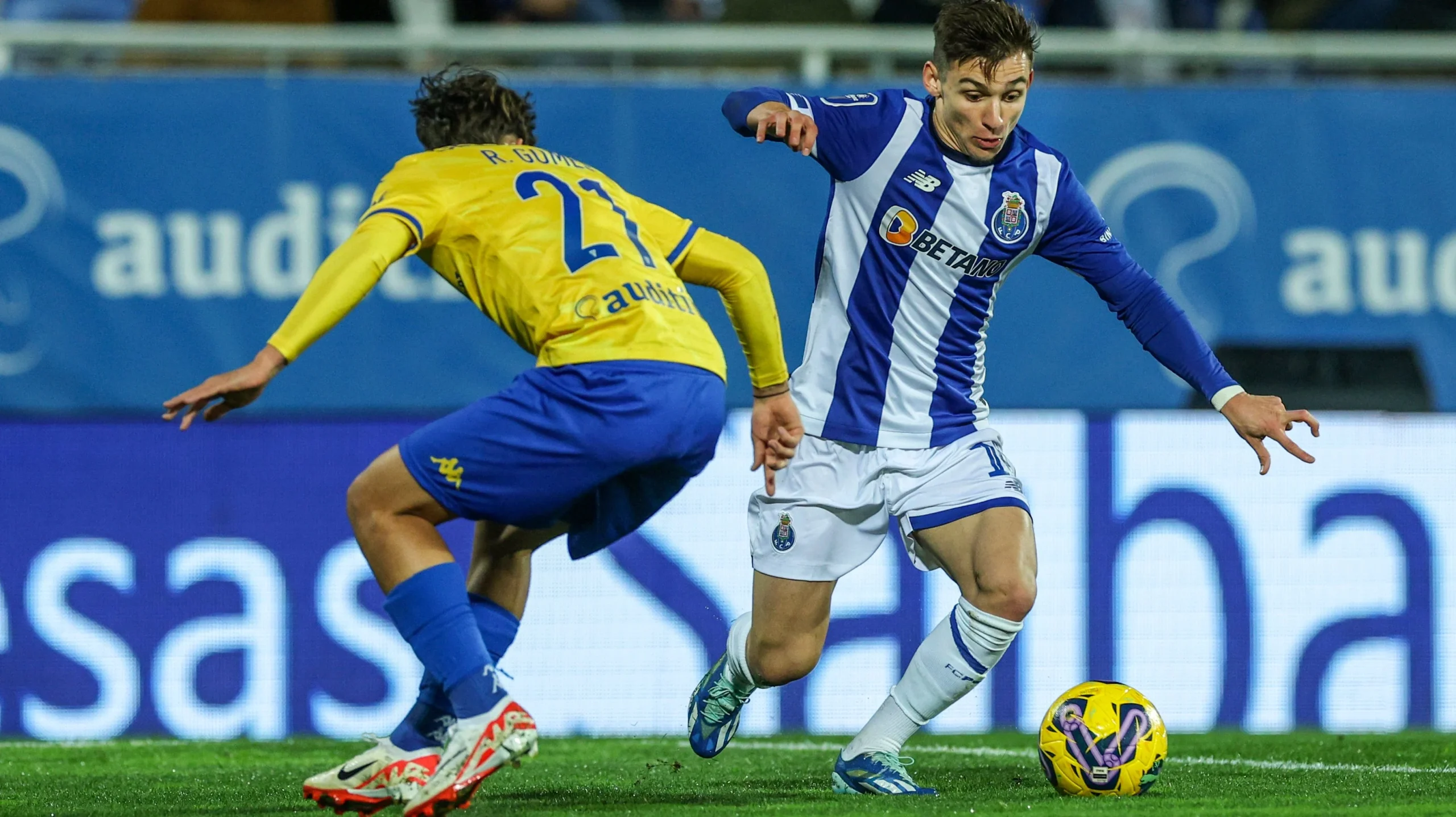 Porto Menggempur Estoril 3-1, Borja Sainz Soroti Kemenangan dan Kontroversi Pietuszewski Meledak