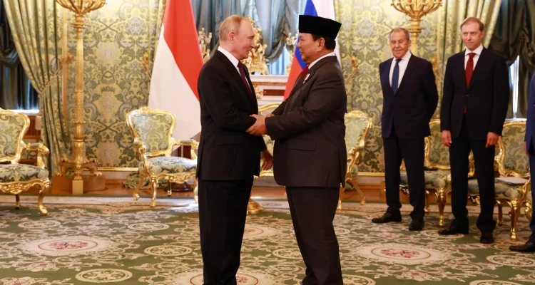 Prabowo Subianto Terbang ke Moskow, Bahas Pasokan Minyak dan Geopolitik dengan Putin