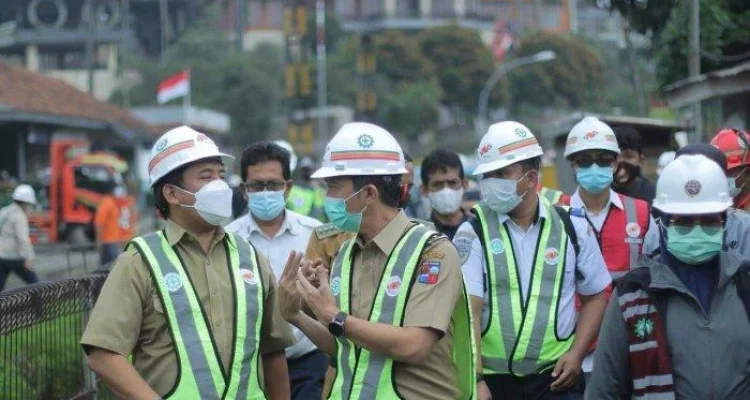 Proyek Dikebut: Teddy Cek Progres Hunian Layak untuk Warga Pinggir Rel Senen