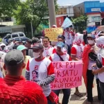 Ratusan Warga Solo Gerakkan Massa di Kediaman Presiden, Deddy Mizwar dan Kader PSI Hadir dalam Demonstrasi