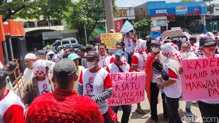 Ratusan Warga Solo Gerakkan Massa di Kediaman Presiden, Deddy Mizwar dan Kader PSI Hadir dalam Demonstrasi