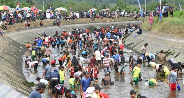 Ratusan Warga Turun ke Sungai Nyireh: Doli Hilang Diduga Disambar Buaya, Tim SAR Lakukan Pencarian Intensif