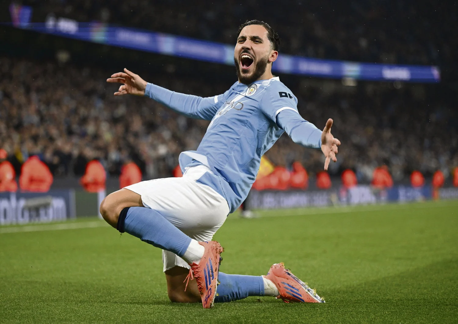 Rayan Cherki Bawa Manchester City Unggul dalam Duel Panas melawan Arsenal di Etihad