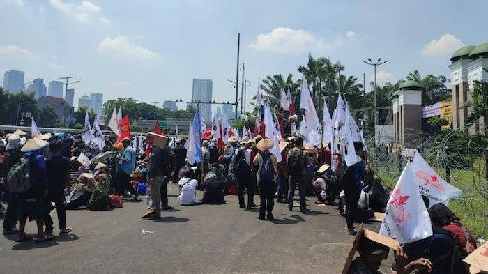 Ribuan Buruh Guncang Jalan DPR dan Monas, Polisi Siapkan 1.948 Personel untuk Amankan Demo Pra‑Mayday