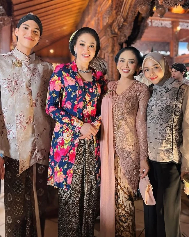 Rompi El Siraman: Sentuhan Regency Inggris dalam Tradisi Jawa yang Membuat Hati Berdebar