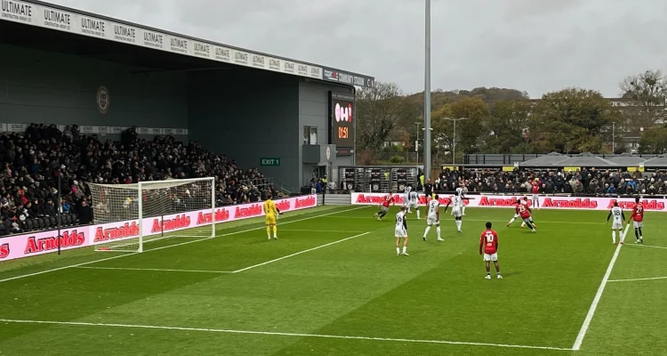 Salford City vs Bromley: Kemenangan 2-0 Bawa Ammies ke Puncak Promosi