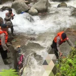 Satpam Sekolah Gugur Saat Menyelamatkan Siswi yang Hanyut di Sungai Cibanjaran, Warga Berduka Mendalam