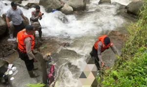 Satpam Sekolah Gugur Saat Menyelamatkan Siswi yang Hanyut di Sungai Cibanjaran, Warga Berduka Mendalam