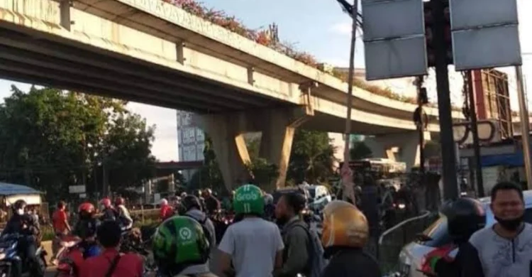 Tabrak Trotoar, Pengendara Motor 24 Tahun Tewas Tertimpa Bus di Flyover Pesing, Jakarta Barat