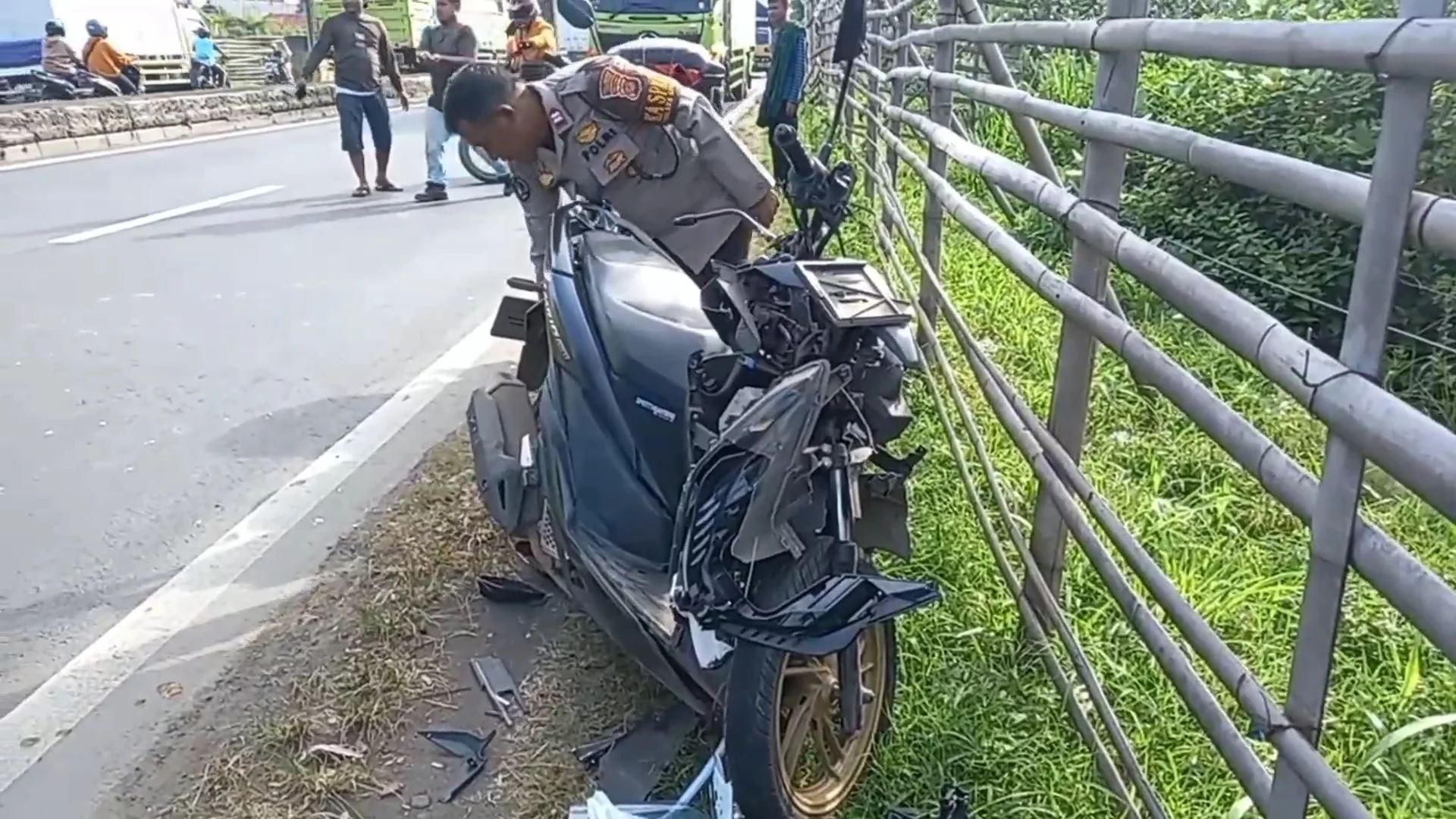 Truk TNI Angkut 18 Prajurit Tabrak Motor di Tabanan, Pengemudi Meninggal, Korban Tewas 21 Tahun