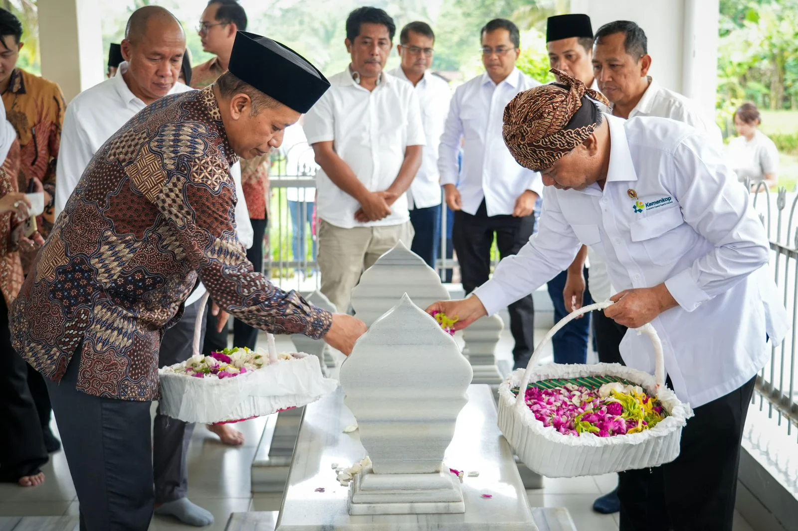 Ziarah Prabowo ke Makam RM Margono Djojohadikusumo di Dawuhan, Banyumas, Sambut Antusias Warga